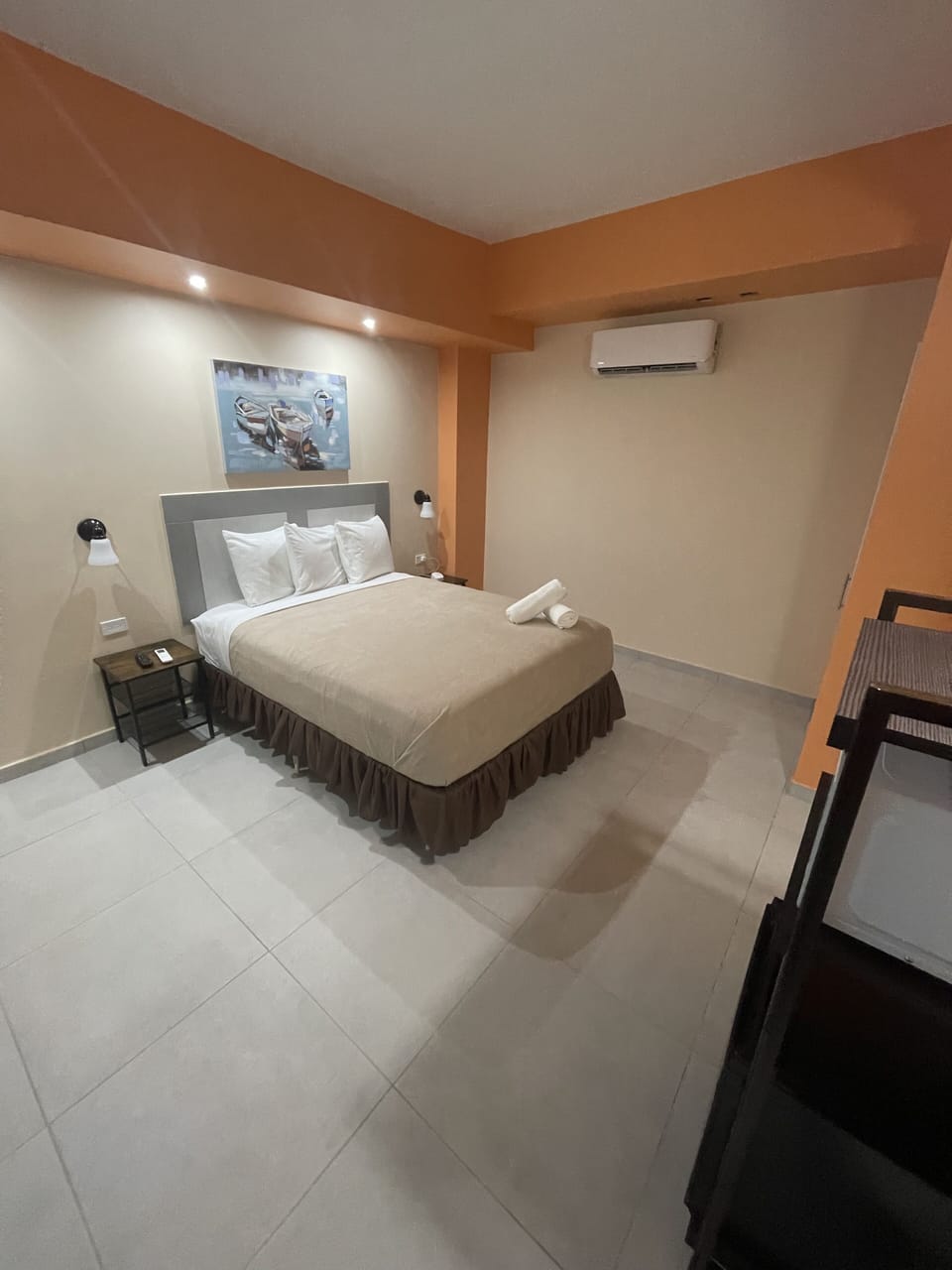Basic Room, 1 Queen Bed | Desk, free WiFi, bed sheets