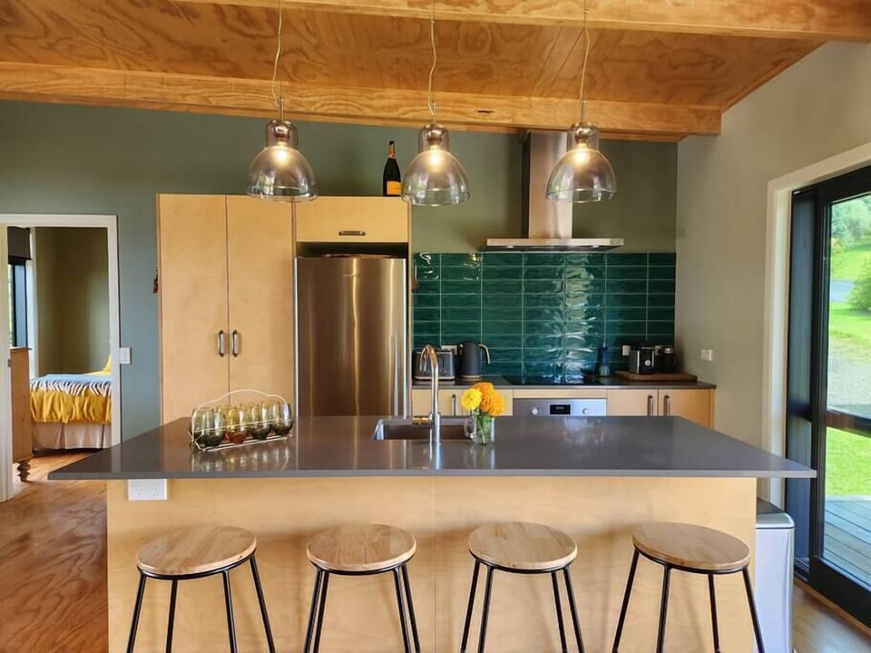 Hahei Hideout Retreat Kitchen (3)