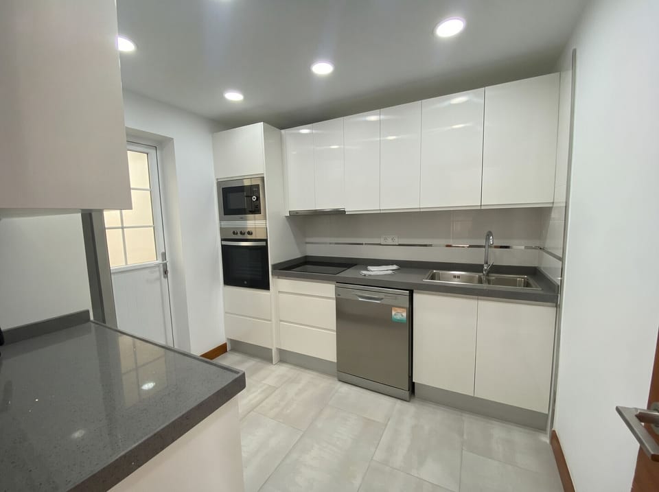 Spacious kitchen with breakfast bar, ideal for quick breakfasts before heading to the beach.