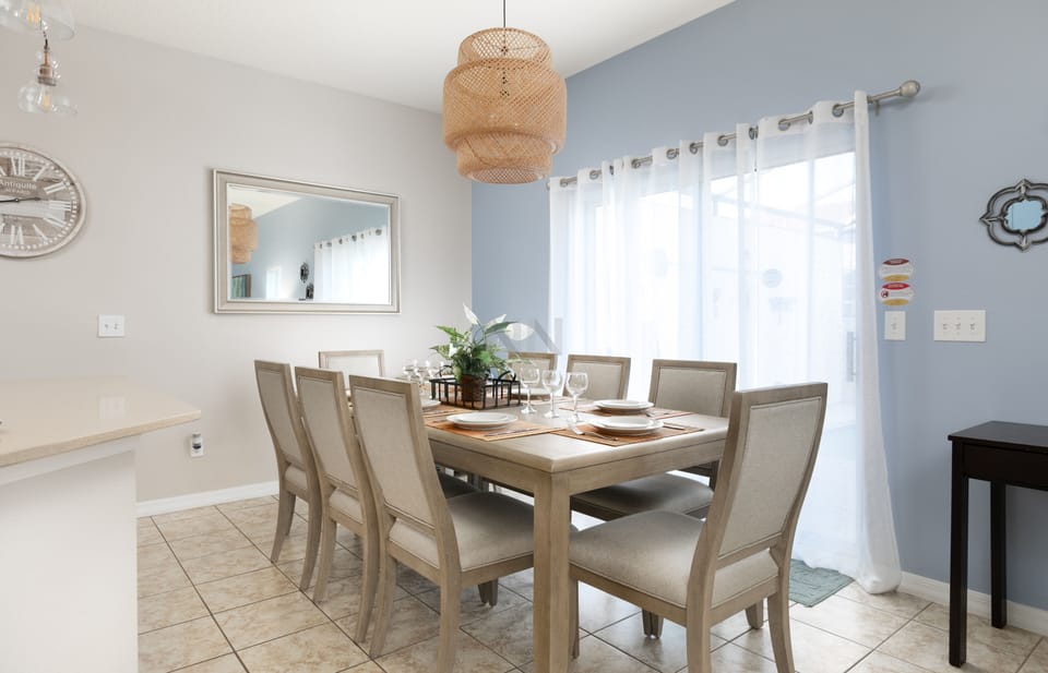 Modern dining table: Enjoy meals in comfort and style with our inviting setup