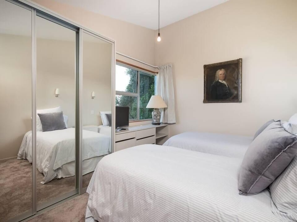 The third bedroom with two single beds