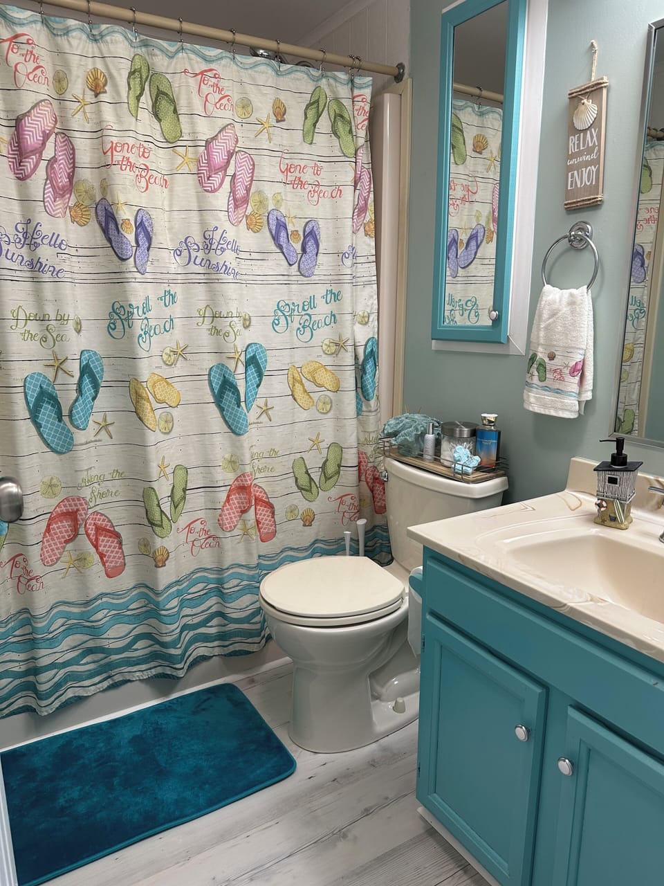 Hall bathroom with tub/shower combo