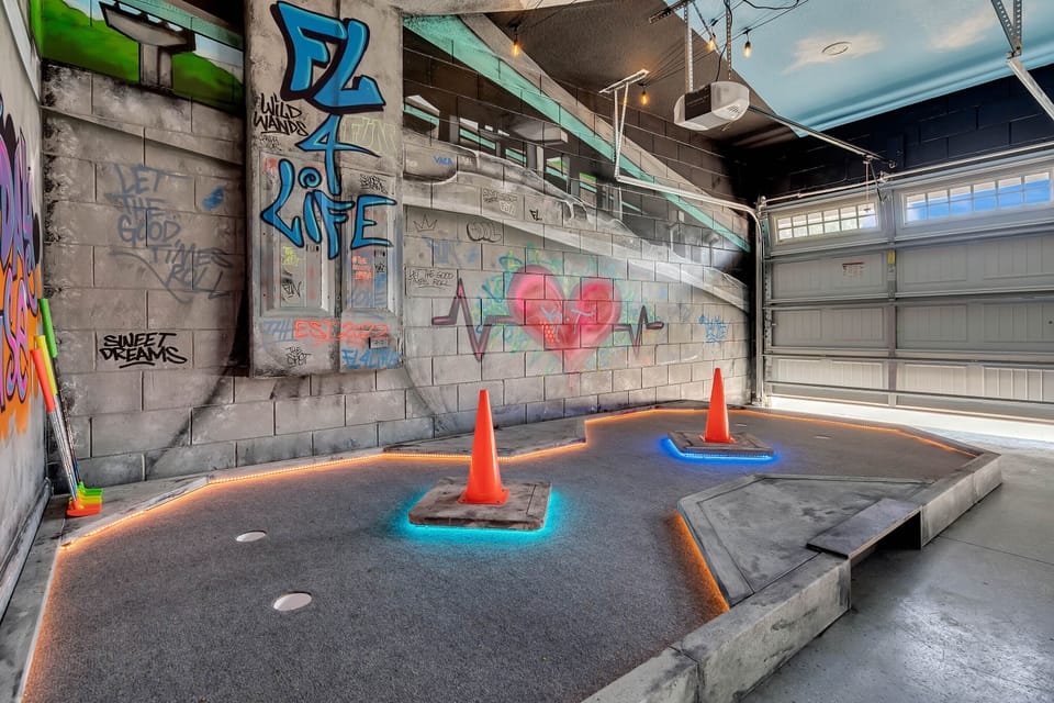 Game room w/ mini golf