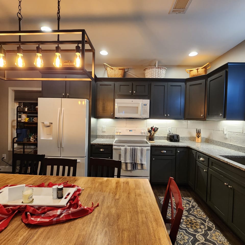 Kitchen includes all supplies, including a crock pot, instapot, blender & more!