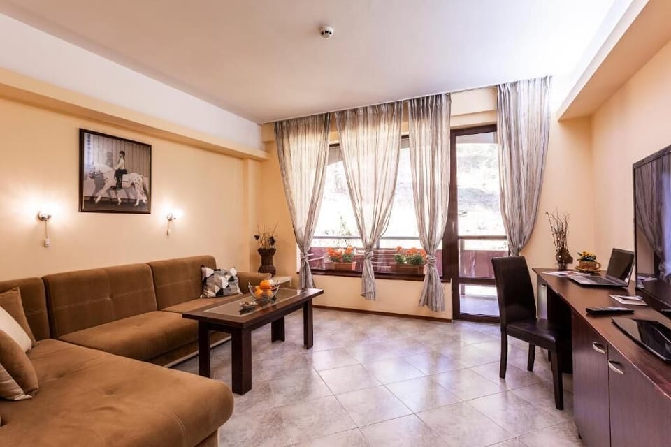 Deluxe Studio Suite | Desk, free WiFi, bed sheets