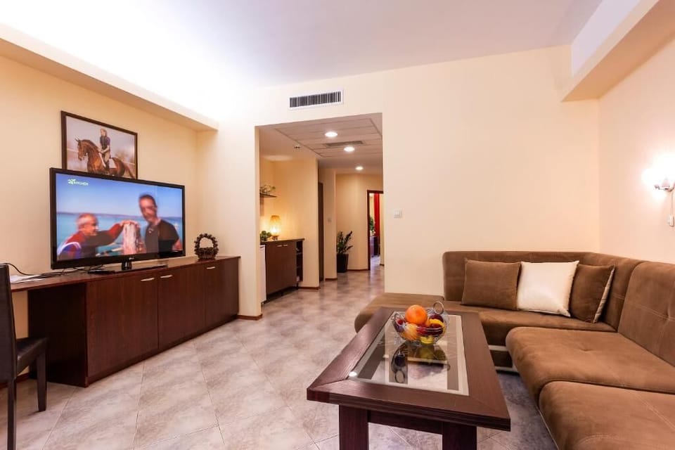 Deluxe Studio Suite | Desk, free WiFi, bed sheets