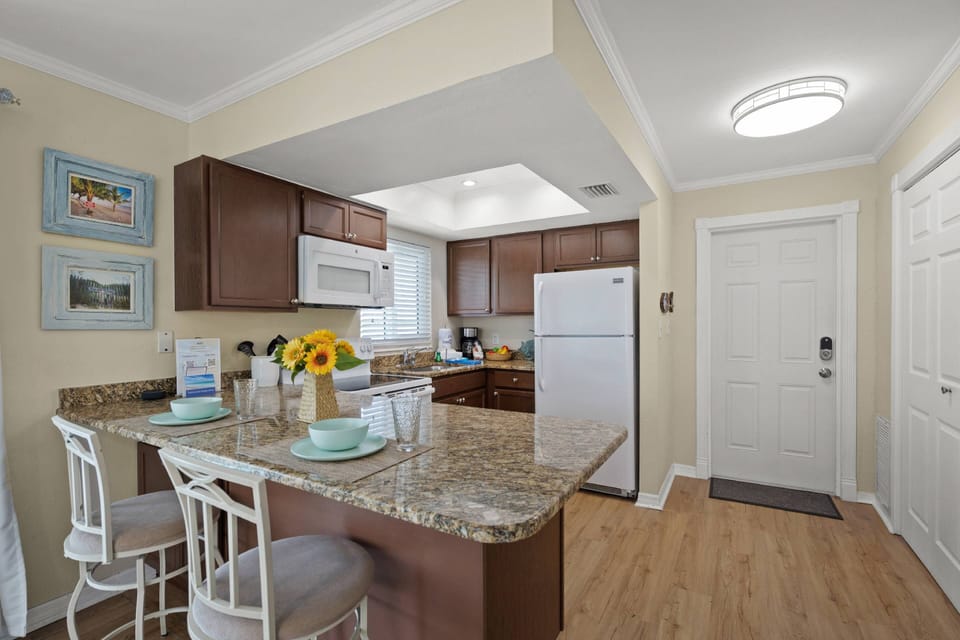 Pelican Unit: Start your day with a meal at the breakfast bar!