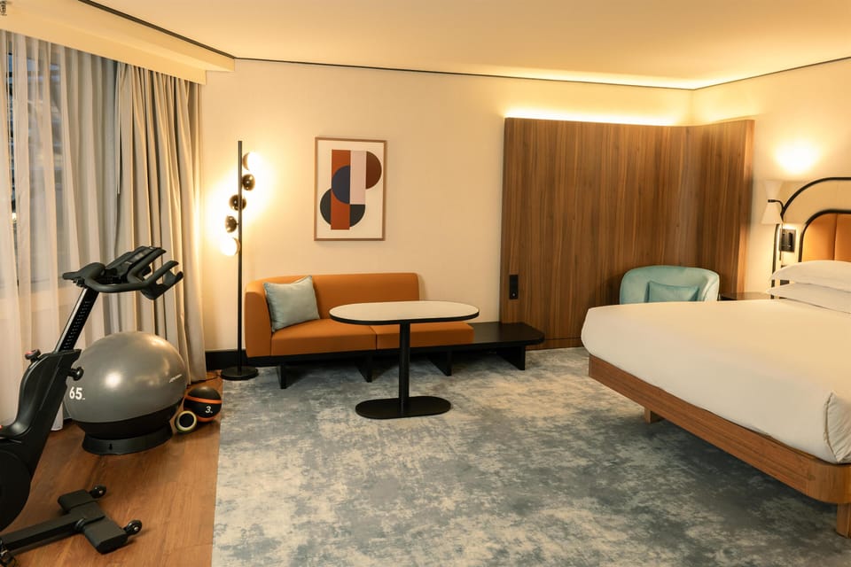 Room, 1 King Bed | Living area | Flat-screen TV, pay movies