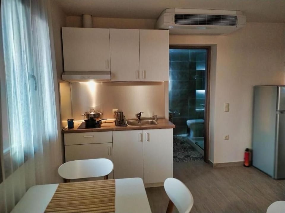 Espresso maker, coffee/tea maker, electric kettle, dining tables