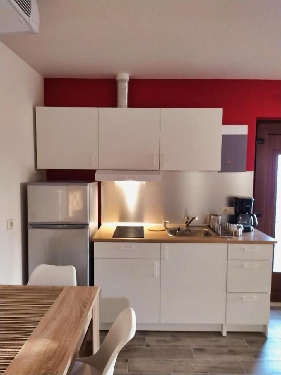 Espresso maker, coffee/tea maker, electric kettle, dining tables