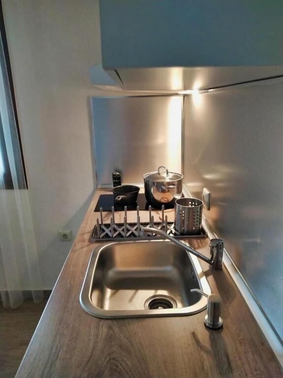 Espresso maker, coffee/tea maker, electric kettle, dining tables