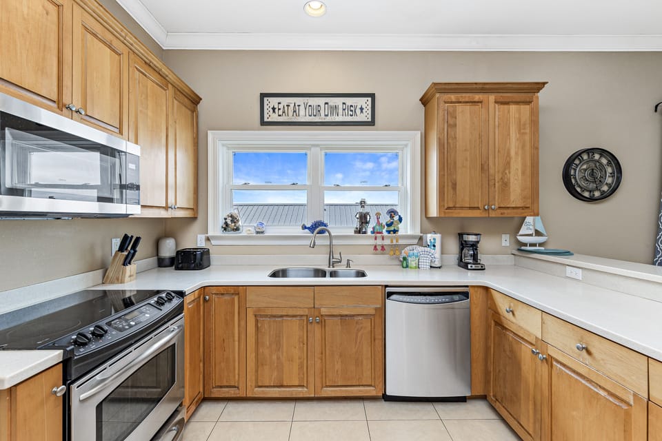 Comfort House, 4 Bedrooms, Balcony, Lagoon View | Private kitchen | Fridge, microwave, oven, stovetop