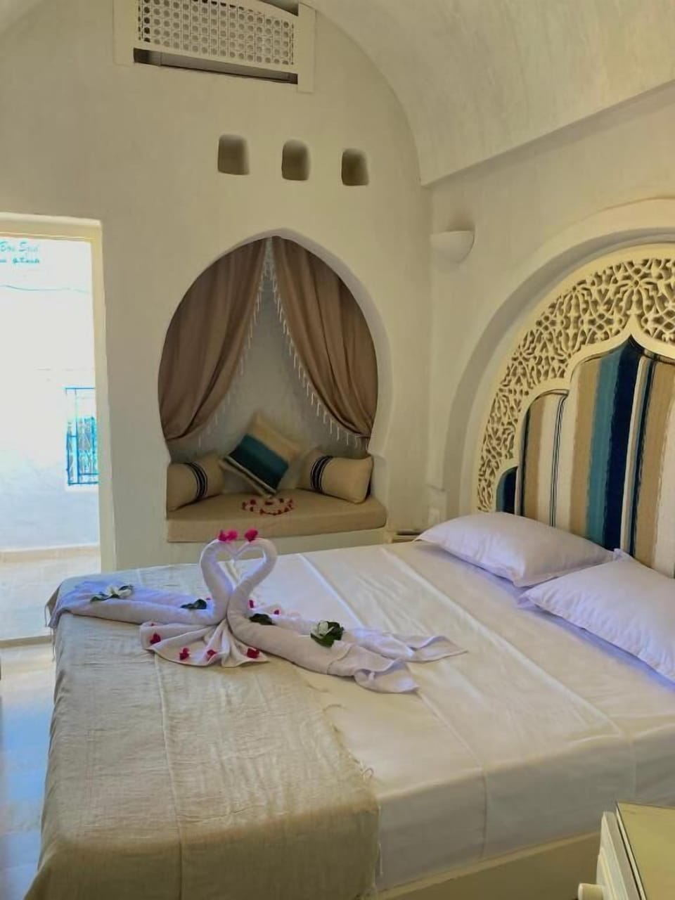 Chambre Supérieure avec balcon | Egyptian cotton sheets, premium bedding, Select Comfort beds, minibar