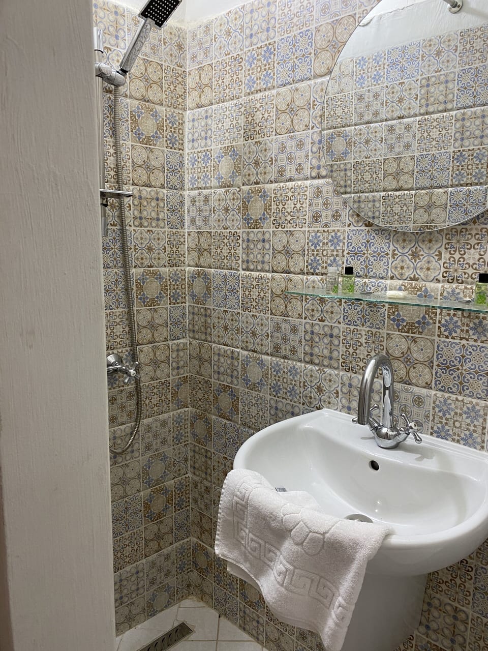 Comfort Suite | Bathroom | Shower, rainfall showerhead, free toiletries, hair dryer