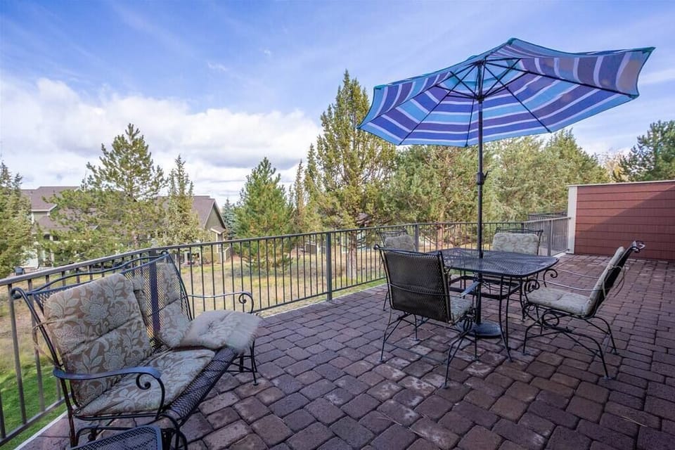 Juniper Haven Getaway has a roomy back patio area with seating for 6, a dining area for outdoor meals, and views of scenic Central Oregon.