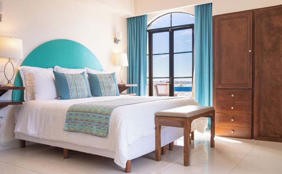 Deluxe Suite, 1 King Bed | Premium bedding, down comforters, Select Comfort beds, in-room safe
