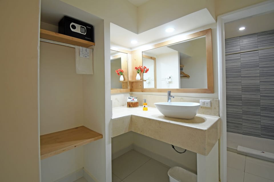 Superior Room, 1 King Bed | Bathroom | Shower, free toiletries, hair dryer, towels