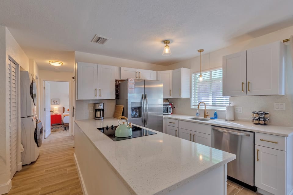 Full Size Quartz & Stainless Kitchen