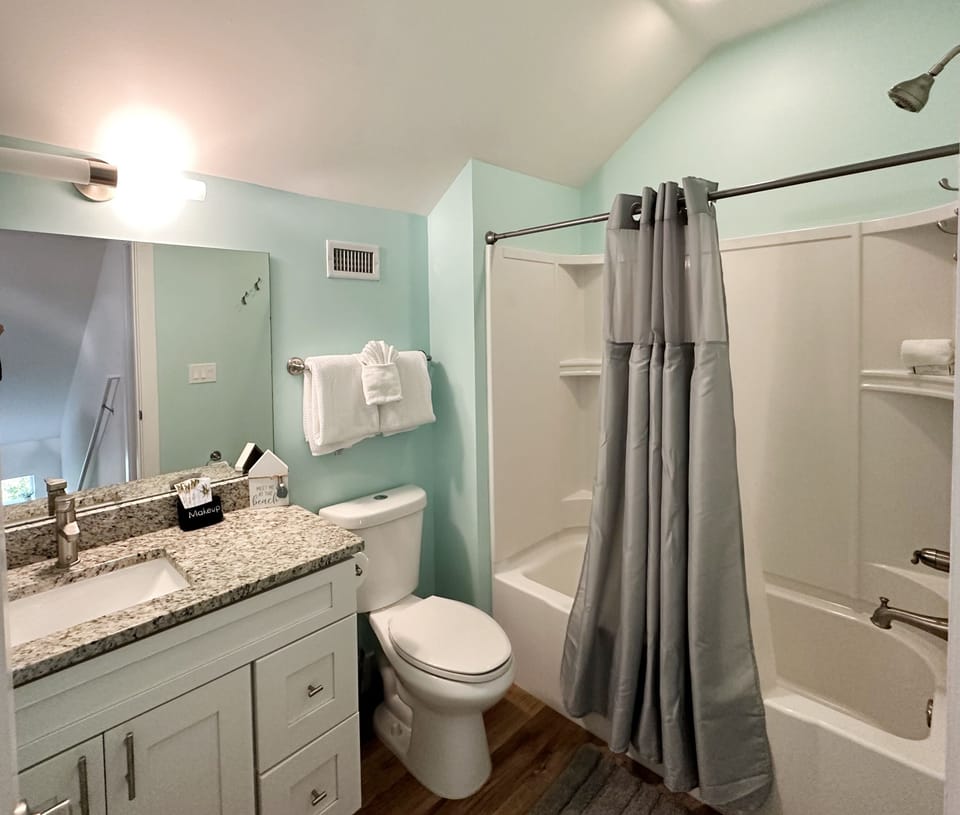 Upstairs full bathroom. 