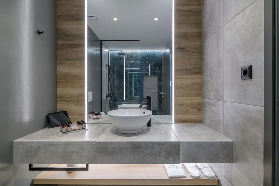 Acropolis Suite | Bathroom | Combined shower/tub, rainfall showerhead, hair dryer, slippers