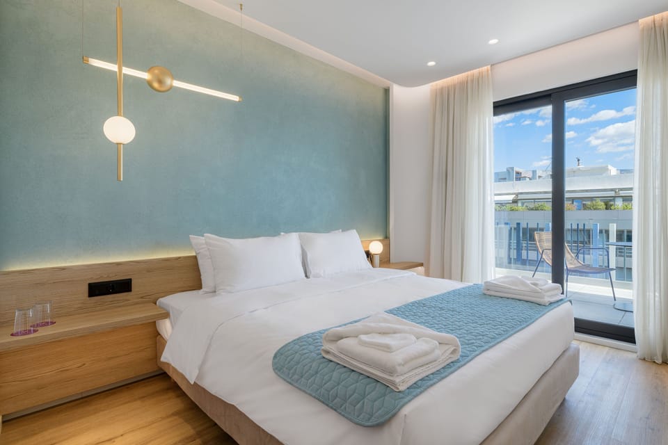 Executive Suite with Balcony | In-room safe, blackout drapes, soundproofing, free WiFi