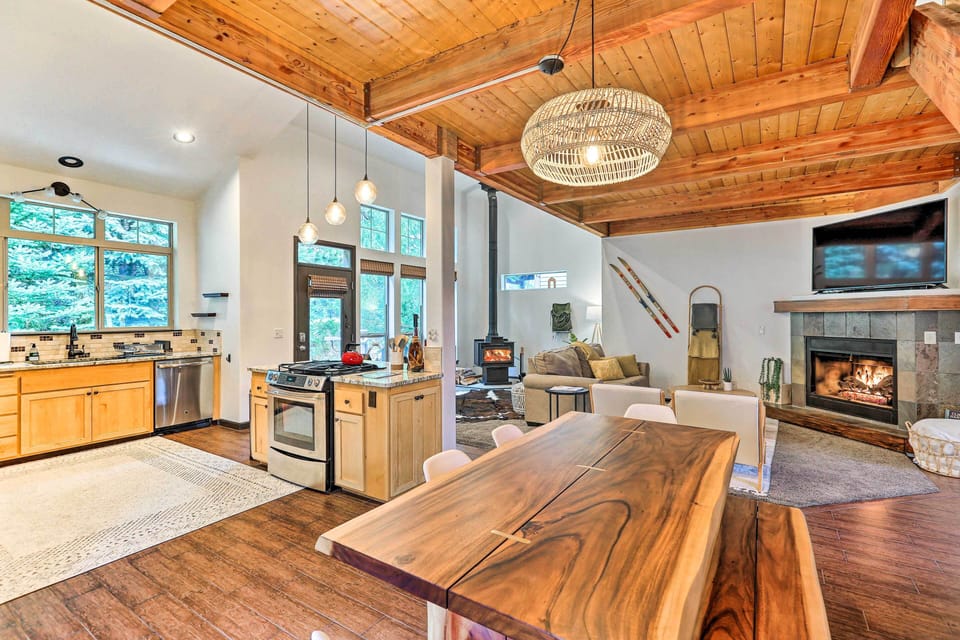 Dining Area | Dishware & Flatware Provided