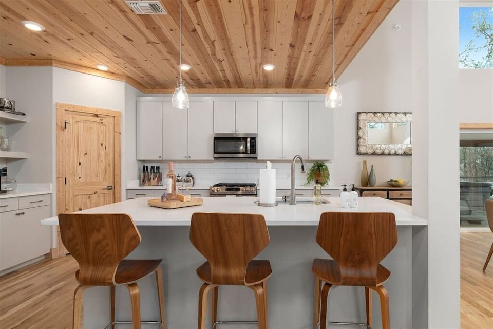 Open-Concept Kitchen: A bright space with modern flair, perfect for culinary adventures and gatherings!