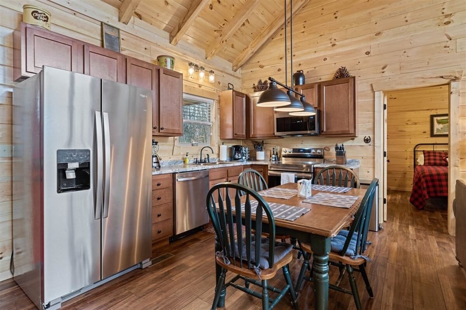 The cabin offers a fully equipped kitchen. 