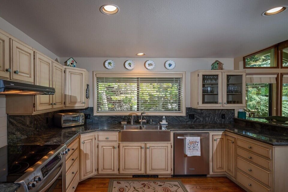 Large gourmet kitchen fully stocked