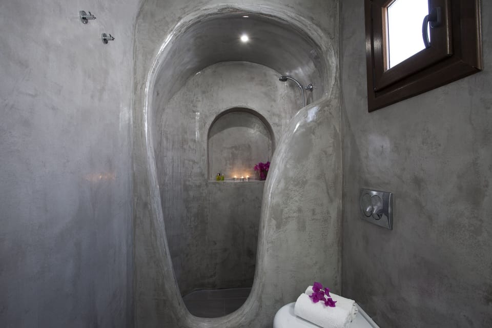 In-room safe, laptop workspace, iron/ironing board, free WiFi