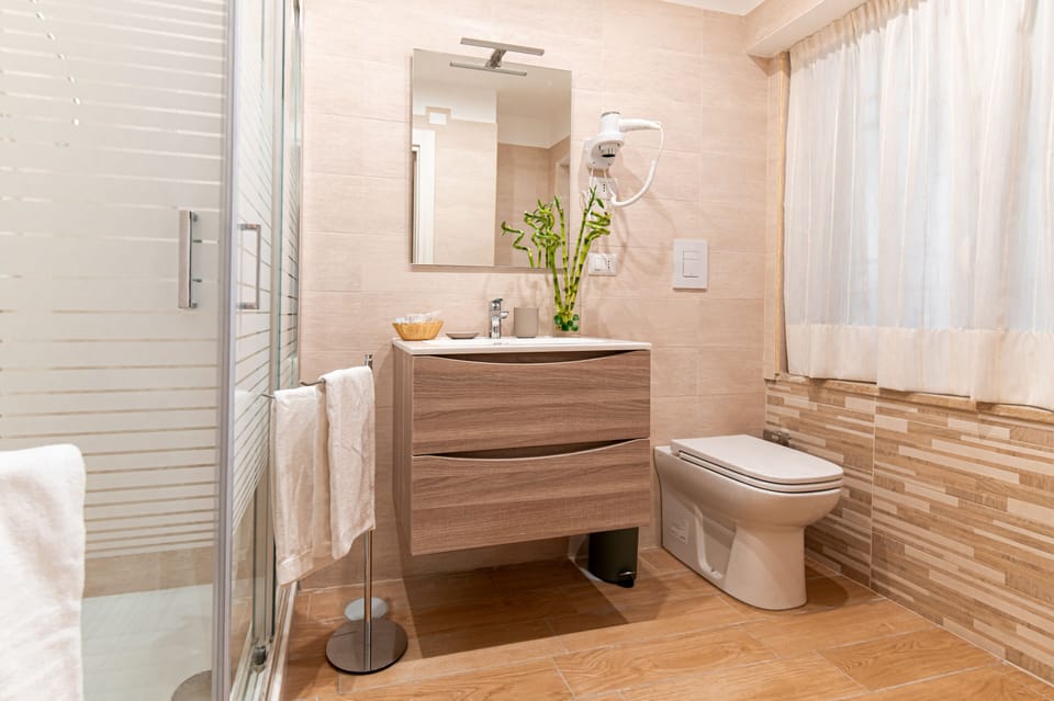 Residence Phaleros | Bathroom | Shower, free toiletries, hair dryer, slippers
