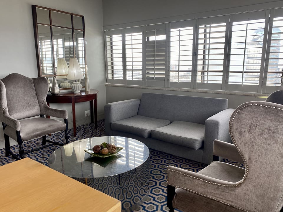 Executive Suite, 1 Queen Bed, Non Smoking, Harbor View | Living area | 42-inch flat-screen TV with satellite channels, TV