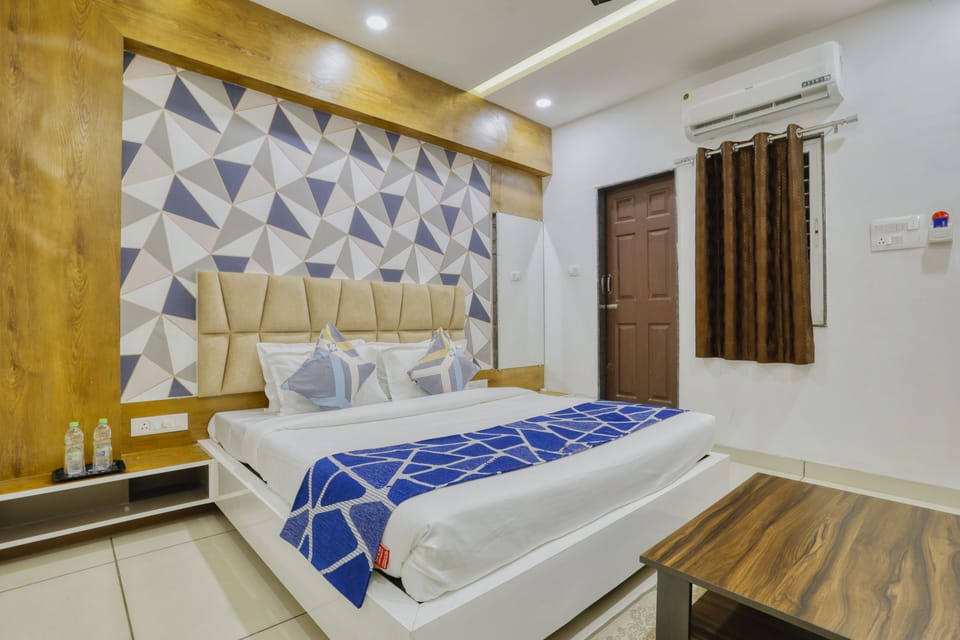 Deluxe Room, 1 Double Bed | Desk, blackout drapes, soundproofing, iron/ironing board (on request)