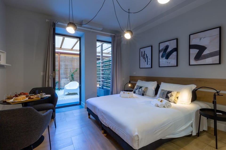 Room | Premium bedding, down comforters, minibar, in-room safe