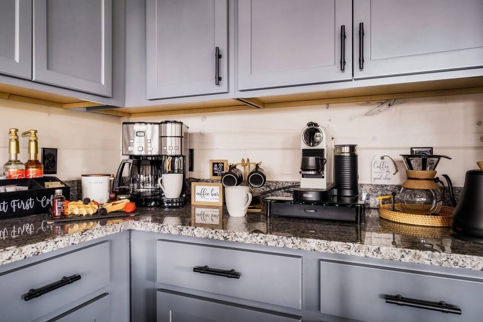 ☕Some of our guests' favorite amenities in the cabin. A fully stoked coffee / tea bar. It has a Nespresso machine, drip coffee maker, Keurig and pour-over style coffee maker.