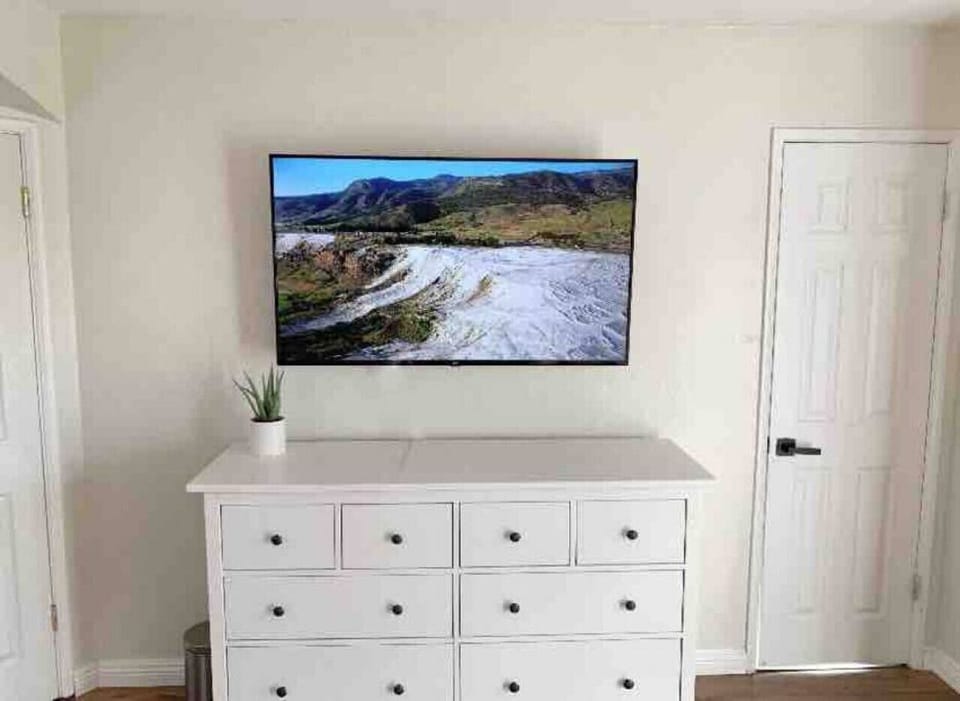 Queen bedroom with ensuite bathroom and french doors to the backyard, Smart TV with Netflix