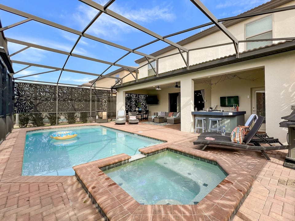 West Facing Private Heated Pool And Spa (Heating is extra $)
