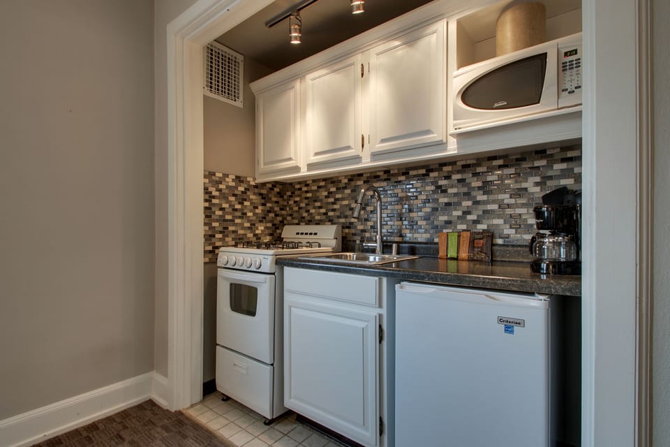 Standard Room | Private kitchenette | Fridge, microwave, stovetop, coffee/tea maker