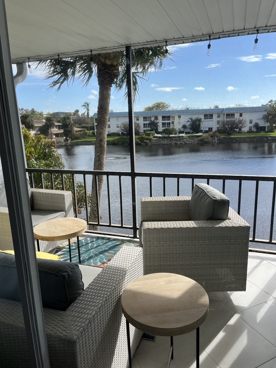 Lanai with plenty  of comfortable seating 