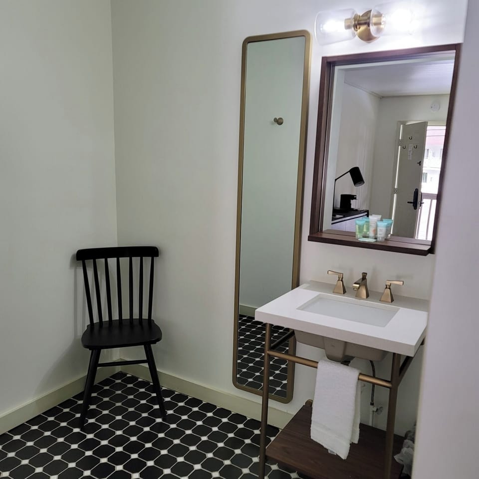 Standard Room, 1 King Bed, Non Smoking | Bathroom | Shower, hair dryer, towels, soap