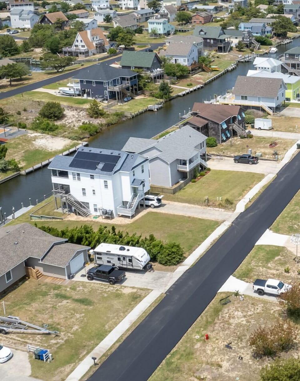 Island Life Cottage is located in the heart of Nags Head and is close to the ocean, the sound waters, and Jockey's Ridge State Park!
