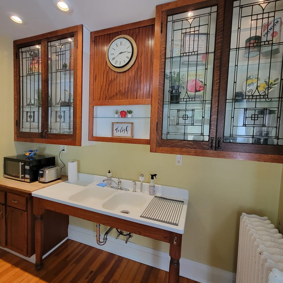 Studebaker Suite | Private kitchen | Full-size fridge, microwave, oven, stovetop
