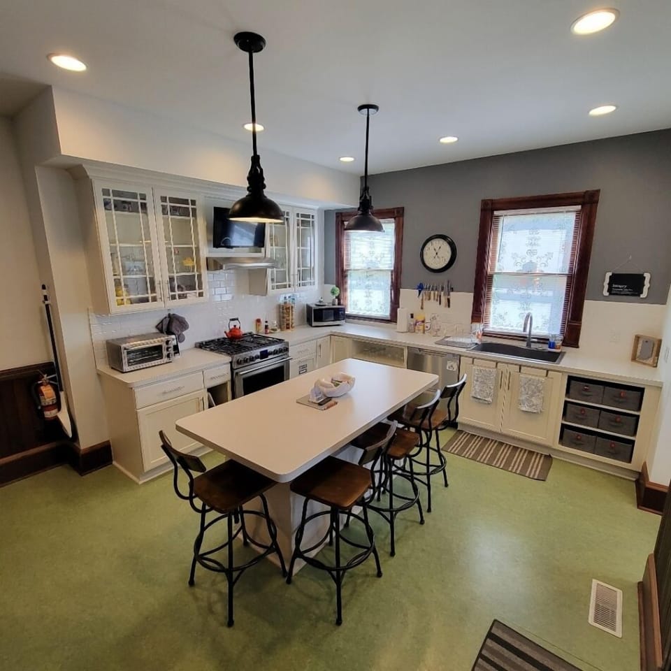Full-size fridge, microwave, oven, stovetop
