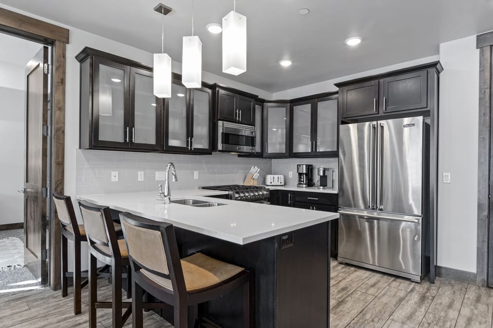Fully equipped kitchen with breakfast bar