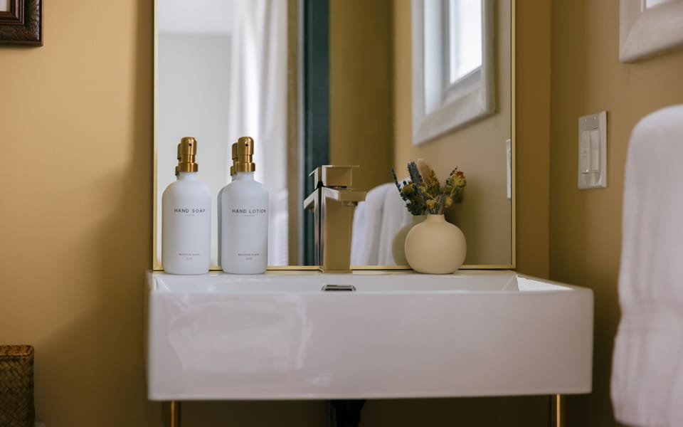Combined shower/tub, free toiletries, hair dryer, towels
