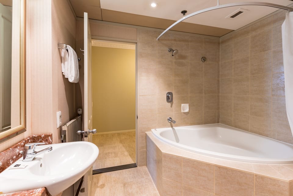 Executive Suite | Bathroom | Combined shower/tub, free toiletries, hair dryer, towels