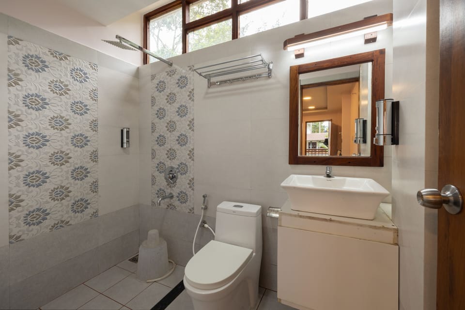 Superior Room | Bathroom | Shower, towels, soap, shampoo