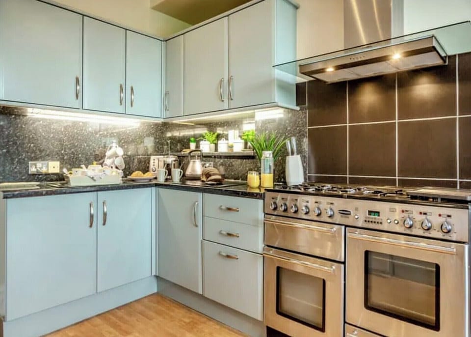 Fully equipped kitchen with Rangemaster dual fuel oven & cooker hood 