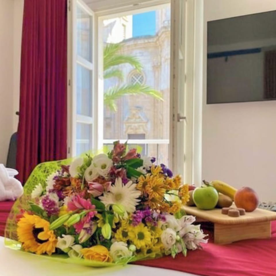 Junior Room | Premium bedding, minibar, in-room safe, blackout drapes