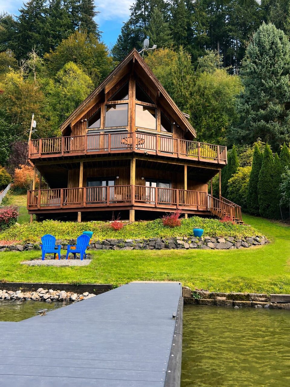 Spectacular Lake Views: Every day is a postcard-worthy moment with floor-to-ceiling lakefront windows. Bask in the beauty of nature from the comfort of your own home.